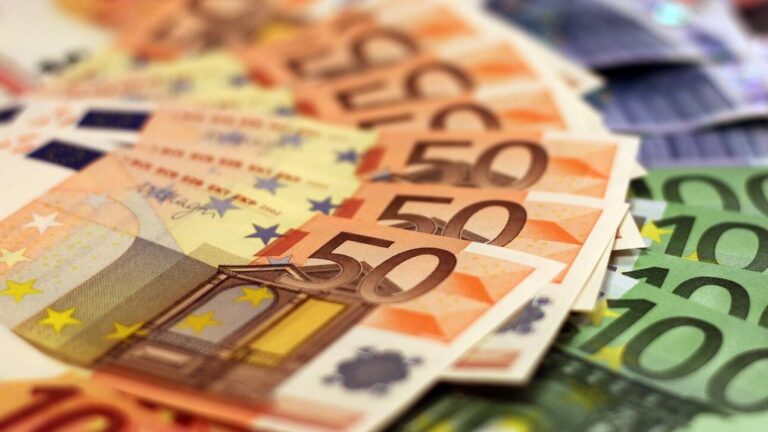 Μείωση ασφαλιστικών εισφορών: Πότε ξεκινάει και ποιους αφορά