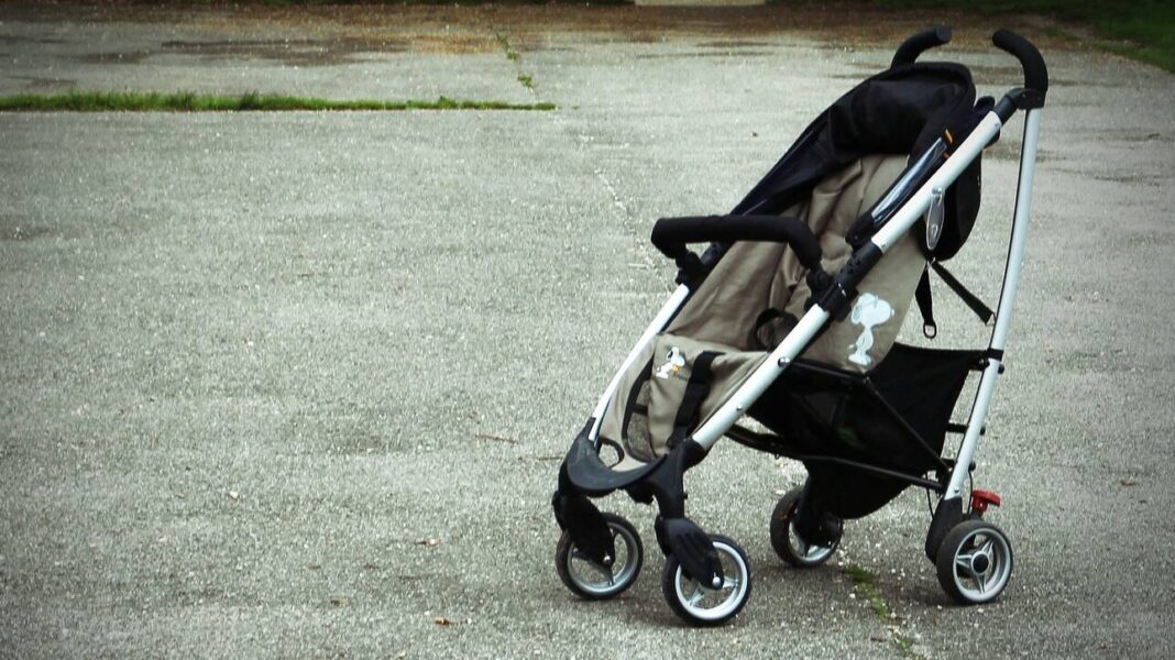 Αυτοκίνητο χτύπησε καρότσι με μωρό τεσσάρων μηνών