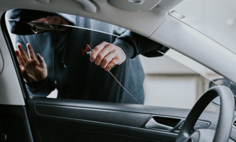 Κρήτη: Πιάστηκε επ’ αυτοφώρω να προσπαθεί να «ανοίξει» αυτοκίνητο