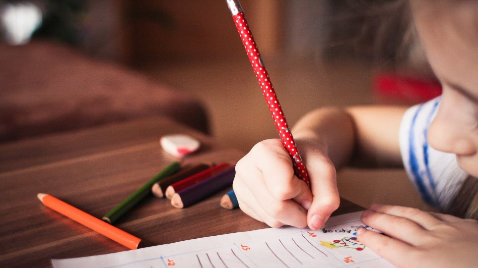 Το γράψιμο με το χέρι κάνει τα παιδιά εξυπνότερα, υποστηρίζουν επιστήμονες