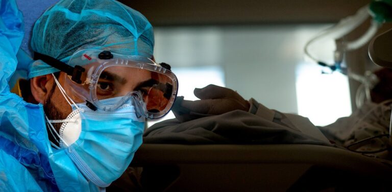 Κορωνοϊός: Συναγερμός – εφιάλτης από τους επιστήμονες μετά την έξαρση στα κρούσματα