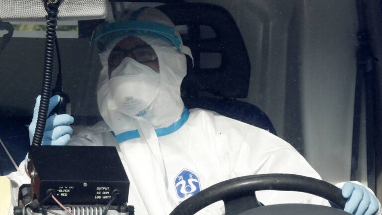 Κορωνοϊός: Τα «ψιλά γράμματα» πίσω από το νέο αρνητικό ρεκόρ – Τι ανησυχεί τους ειδικούς