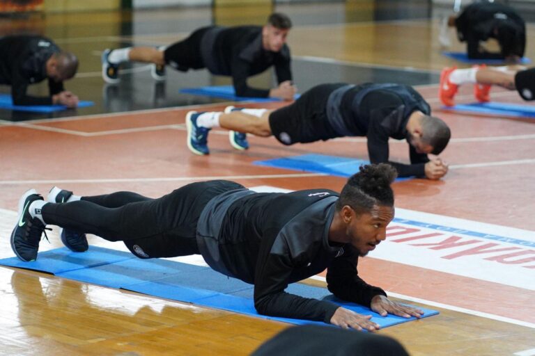 ΟΦΗ: Προπόνηση στο κλειστό γυμναστήριο λόγω βροχής