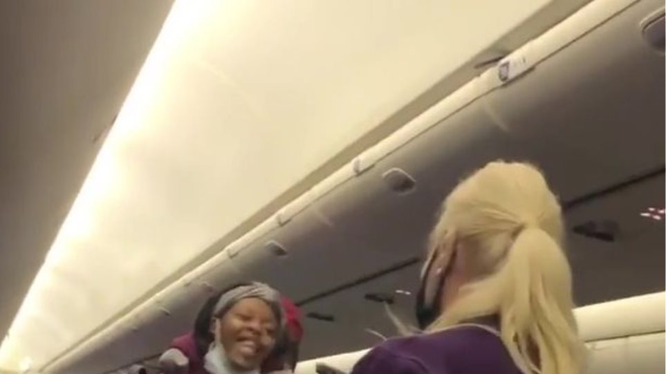 Επιβάτης χαστούκισε αεροσυνοδό επειδή της είπε να βάλει σωστά τη μάσκα της