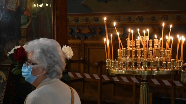 Κορωνοϊός: Ουρές έξω από τον Αγιο Δημήτριο στη Θεσσαλονίκη