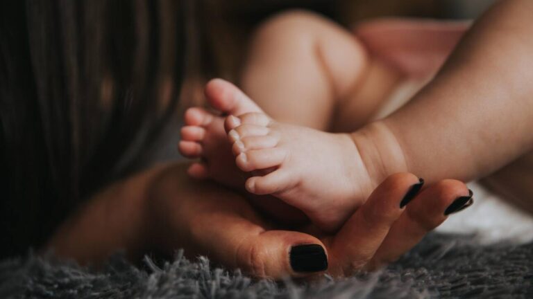 ΟΠΕΚΑ : Παράταση έως τις 31 Δεκεμβρίου για το επίδομα γέννησης σε νέους γονείς