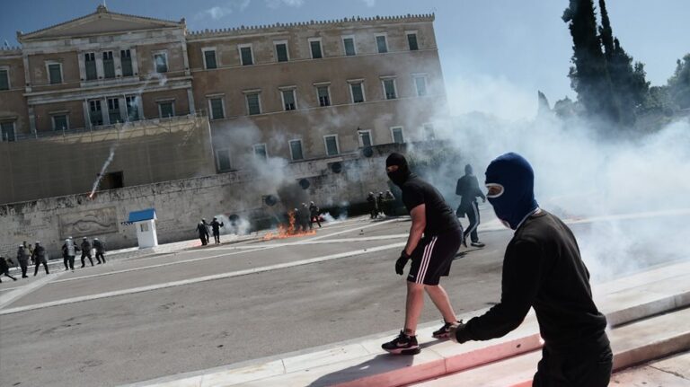 Επεισόδια στο μαθητικό συλλαλητήριο: Ένταση, χημικά και δακρυγόνα έξω από τη Βουλή