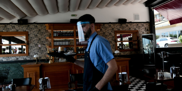 Ο κορωνοϊός γονατίζει την εστίαση -Ολο και απομακρύνονται τα ρεβεγιόν Χριστουγέννων και Πρωτοχρονιάς