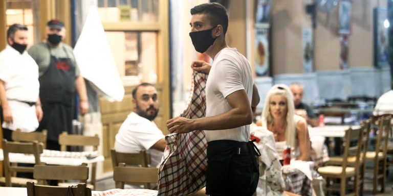 Κορωνοϊός: Ο αντιπρόεδρος του ΕΟΔΥ δεν αποκλείει το κλείσιμο της εστίασης στις 10 το βράδυ