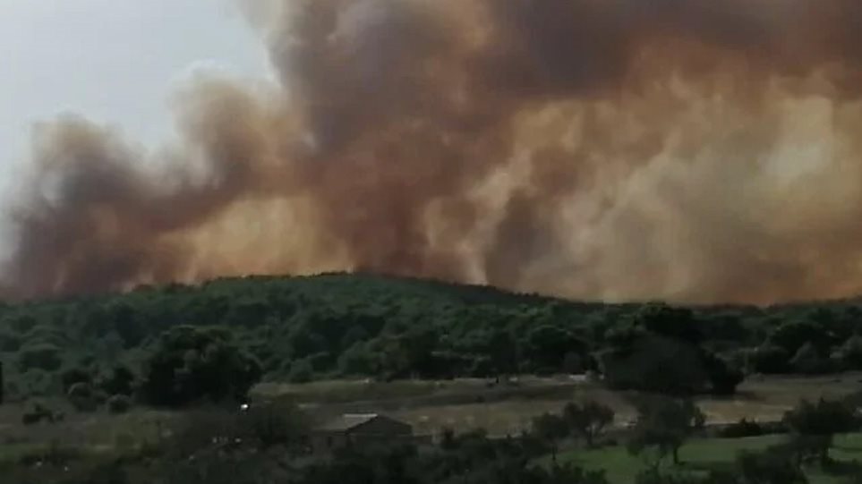 Ανεξέλεγκτη φωτιά μαίνεται στη Ζάκυνθο – Εξετάζεται εκκένωση οικισμού