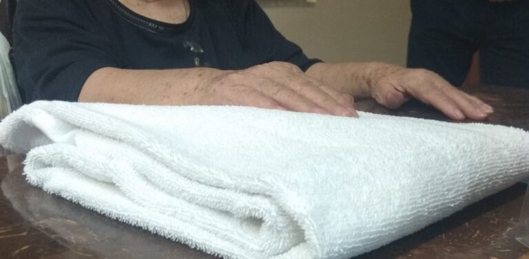 Εκαναν έξωση σε 90χρονη κι έμεινε δύο 24ωρα στο δρόμο για το σκυλάκι της