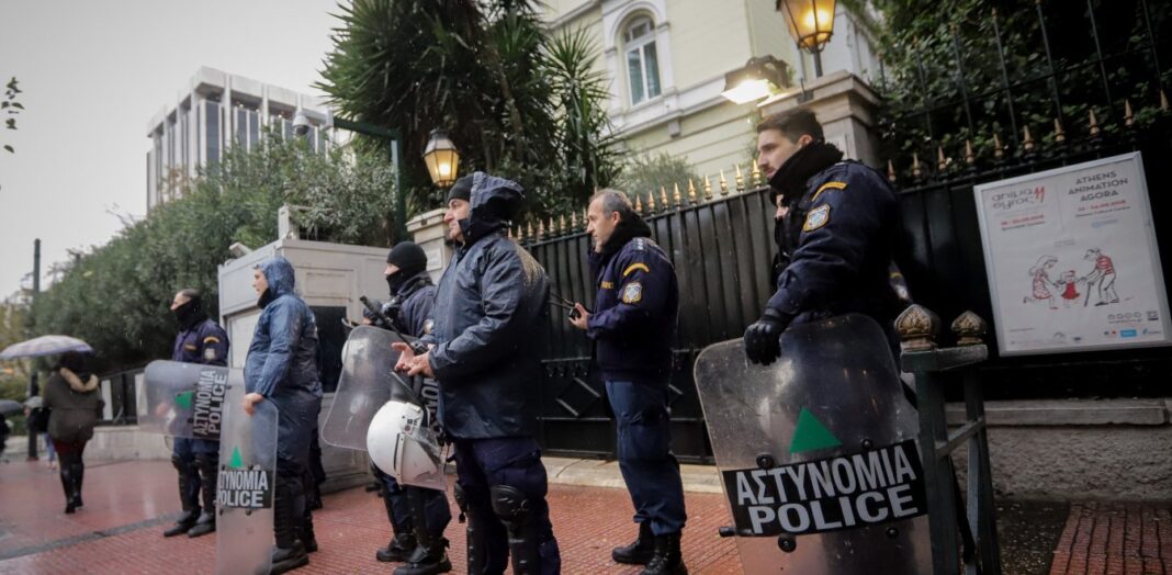 Συναγερμός στην ΕΛ.ΑΣ. μετά τους αποκεφαλισμούς στη Γαλλία – Μέτρα σε γαλλικούς στόχους