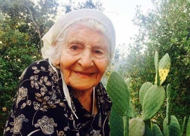 Κορωνοϊός: Γιαγιά … 106 ετών νίκησε τον ιό