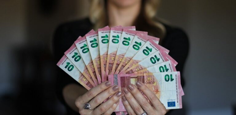 ΟΑΕΔ: Ξεκίνησαν οι πληρωμές για τη δίμηνη παράταση – Ποιοι είναι οι δικαιούχοι