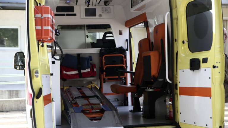 Σοκαριστικό τροχαίο με ιερέα – Απεγκλωβίστηκε από την ΕΜΑΚ (εικόνες & βίντεο)