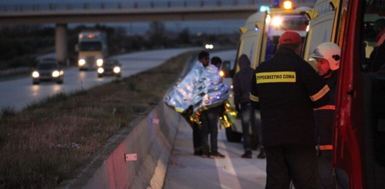 Ανετράπη I.X. με πρόσφυγες – Ένας νεκρός και 9 τραυματίες (βίντεο)