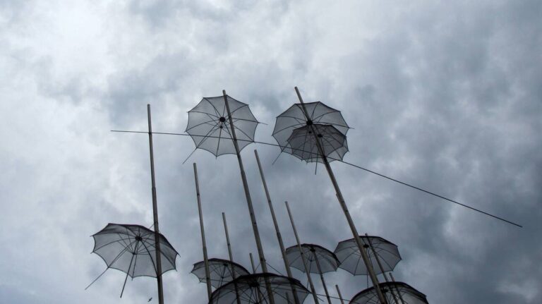 Καιρός: Νεφώσεις και πτώση της θερμοκρασίας σήμερα – Που θα σημειωθούν βροχές