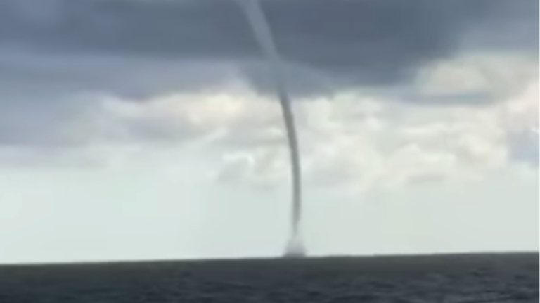 Κακοκαιρία: Τρόμος από υδροστρόβιλο που «χτύπησε» παραλιακά μαγαζιά – Έτρεχαν πανικόβλητοι οι πελάτες (βίντεο)