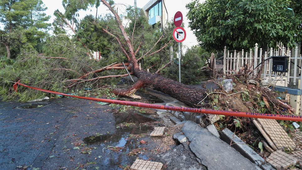 Κακοκαιρία: Τρεις τραυματίες και μεγάλες καταστροφές