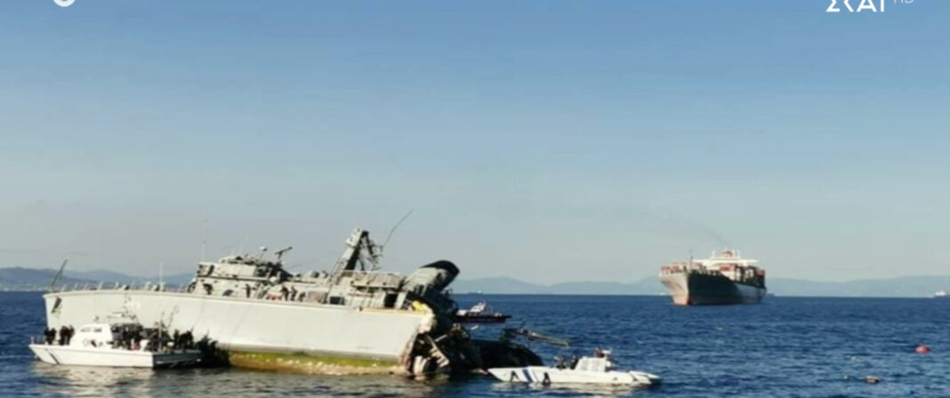 Αποκαλυπτικές εικόνες: Το τεράστιο εμπορικό πλοίο έκοψε στα δύο το ναρκοθηρευτικό Καλλιστώ