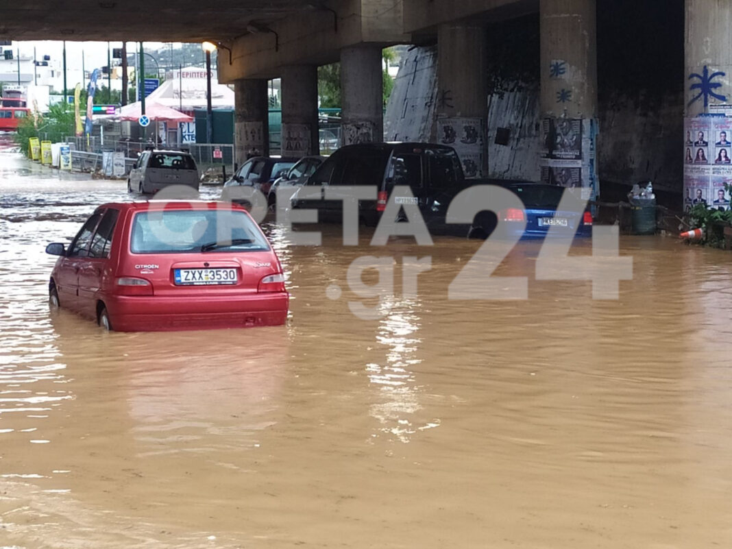 Ηράκλειο: Εικόνες με τα εγκλωβισμένα οχήματα – «Πνίγεται» η πόλη
