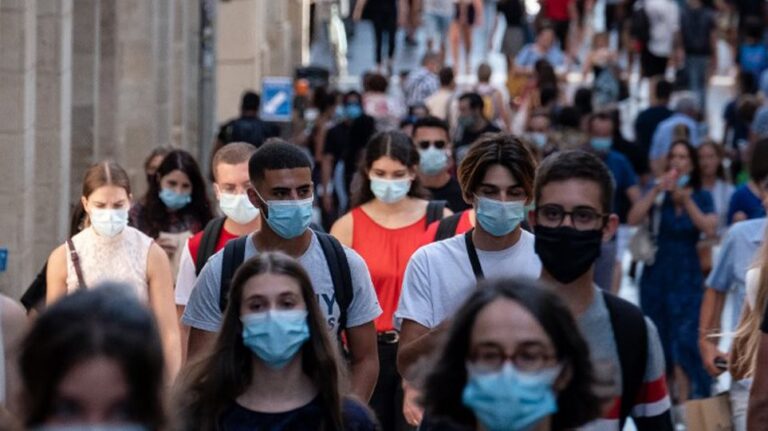 Κορωνοϊός: Ανοδική η πορεία των κρουσμάτων – 70 εισαγωγές την ημέρα στα νοσοκομεία