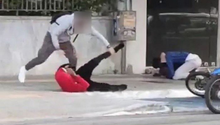 Κρήτη: Νεαροί πιάστηκαν στα χέρια στο κέντρο της πόλης (βίντεο)
