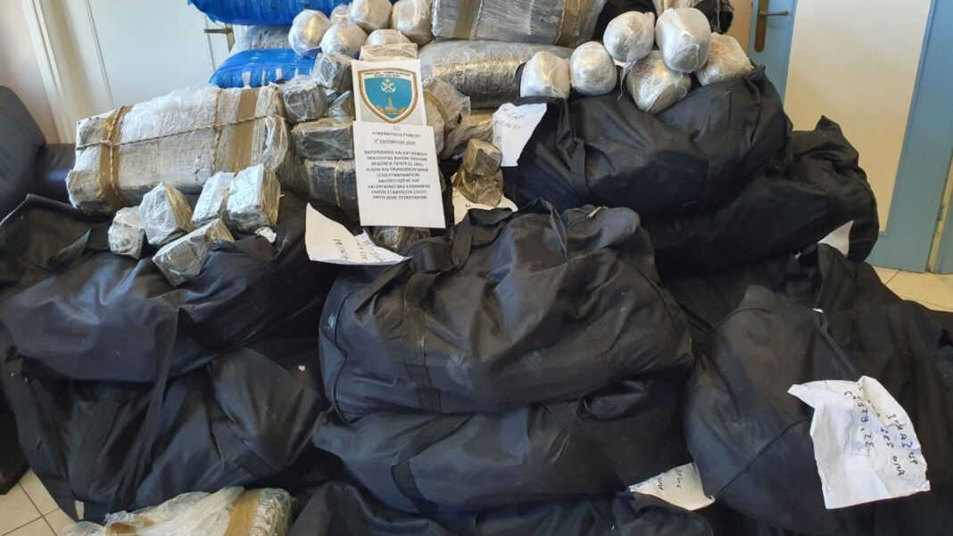 Μεγάλη επιχείρηση του Λιμενικού: Βρήκαν 1 τόνο κάνναβης αξίας 6,7 εκατ. ευρώ (εικόνες+βίντεο)