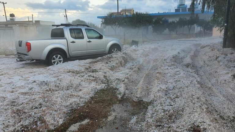 Απίστευτες εικόνες από τα Μάλια – «Βουνά» πάγου άφησε πίσω της η κακοκαιρία