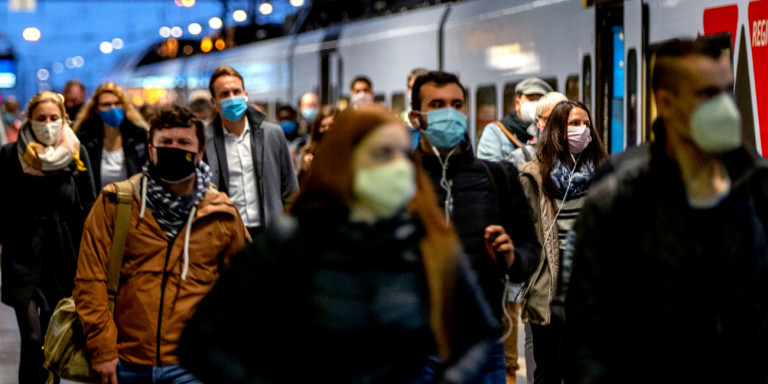 Κορωνοϊός: Θα φοράμε μάσκα «για δύο χρόνια», λέει ιολόγος