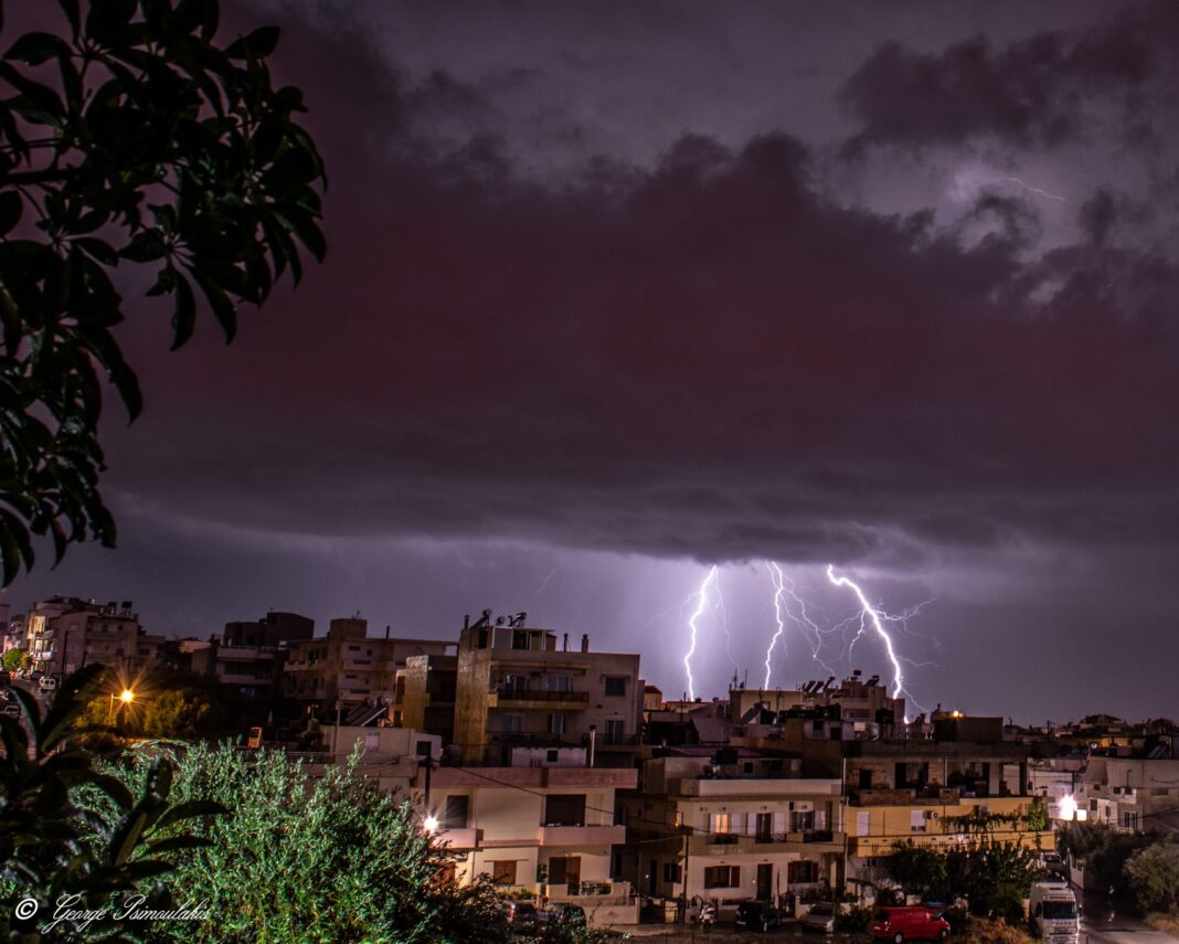 «Πνίγηκε» το Ηράκλειο – Πλημμύρισαν δρόμοι και σπίτια