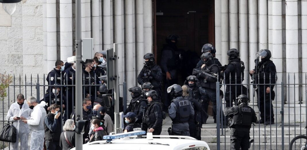 Επίθεση στη Νίκαια: Παίρνει μέτρα ο Μακρόν μετά το τριπλό τρομοκρατικό χτύπημα