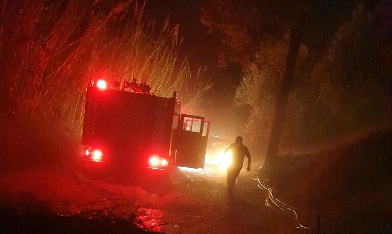 Κρήτη: Πυροσβεστικό όχημα «κόλλησε» στο χαλάζι (εικόνες)