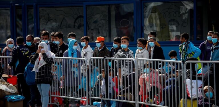 Έκθεση: Χιλιάδες μετανάστες περνούν παράνομα από την Ελλάδα στην κεντρική Ευρώπη