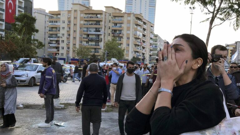 Σεισμός: 17 νεκροί και πάνω από 700 τραυματίες στη Σμύρνη