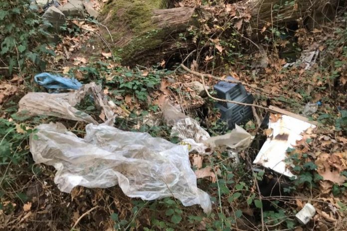 Κρήτη: Πέταξαν σκουπίδια σε φαράγγι – Βρέθηκε ακόμα και τηλεόραση (βίντεο)
