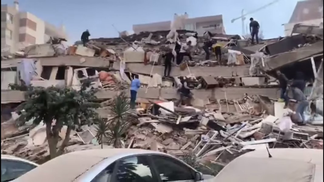 Συγκλονιστικές εικόνες από την Σμύρνη: Διασώστες απεγκλωβίζουν κόσμο από χαλάσματα κτιρίων (βίντεο)