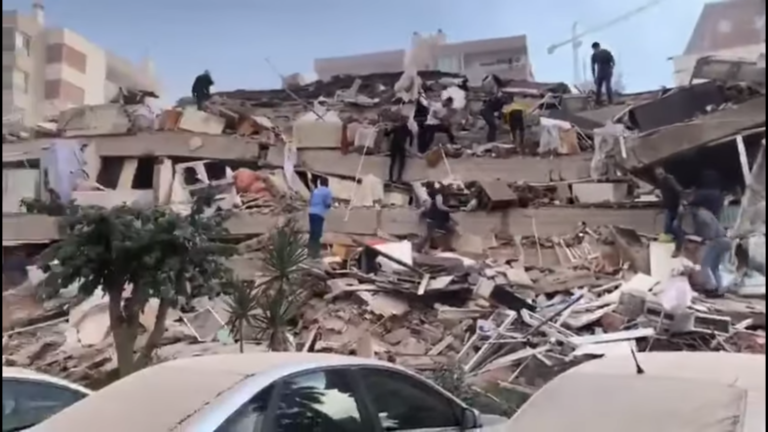 Συγκλονιστικές εικόνες από την Σμύρνη: Διασώστες απεγκλωβίζουν κόσμο από χαλάσματα κτιρίων (βίντεο)