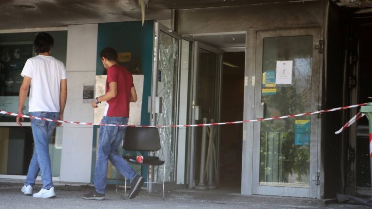 Μπαράζ επιθέσεων με βαριοπούλες σε πέντε τράπεζες