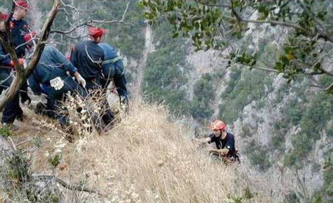 Αυτοκίνητο έπεσε σε χαράδρα 70 μέτρων – Δύο νεκροί