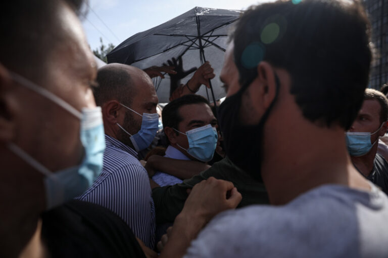 Δίκη Χρυσής Αυγής: Προπηλακίστηκε ο Τσίπρας μπροστά στο Εφετείο -Ένταση με νερά και καφέδες (εικόνες)