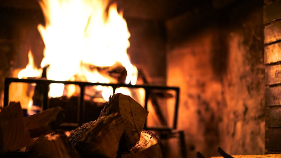 Γιατί φέτος δεν πρέπει να κάψουμε ξύλα στο τζάκι – Πώς επηρεάζεται η εξάπλωση του κορωνοϊού