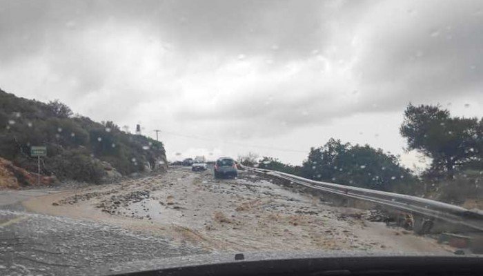 Κρήτη: Πέτρες και χώματα κατέκλυσαν τον δρόμο