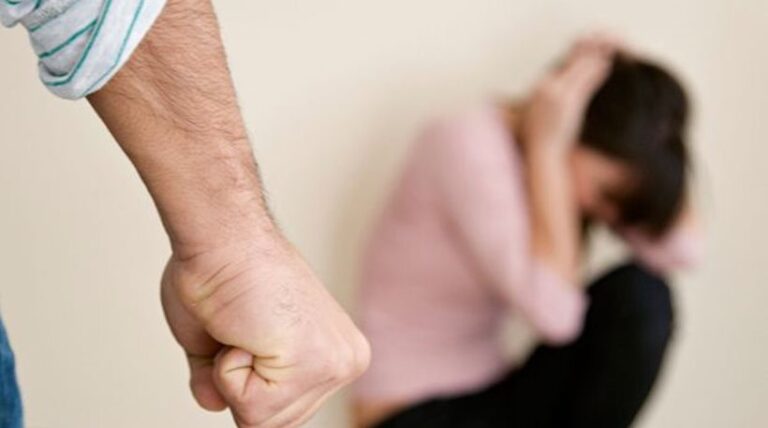 Στο τμήμα μετά τον άγριο καυγά με το σύζυγο της