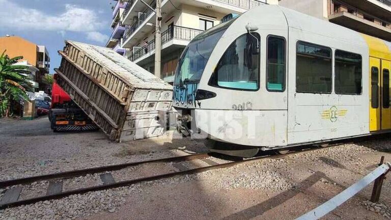 Δρομολόγιο τρόμου: Νταλίκα έπεσε πάνω στον Προαστιακό