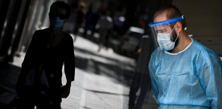 Κορωνοϊός: «Φονικός» μήνας ο Οκτώβρης με 137 νεκρούς – «Χτυπά» νέους και καπνιστές