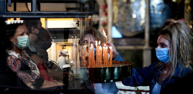 Κορωνοϊός: Επιπλέον μέτρα για εκκλησία και μετακινήσεις στα χέρια του Μητσοτάκη