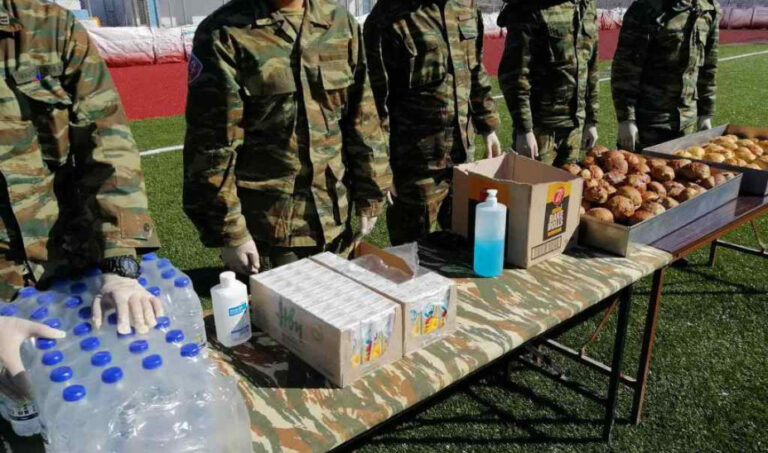 Συνδρομή του στρατού στη Σάμο: Σκηνές, διανομή φαγητού, αποκατάσταση οδικού δικτύου (εικόνες)