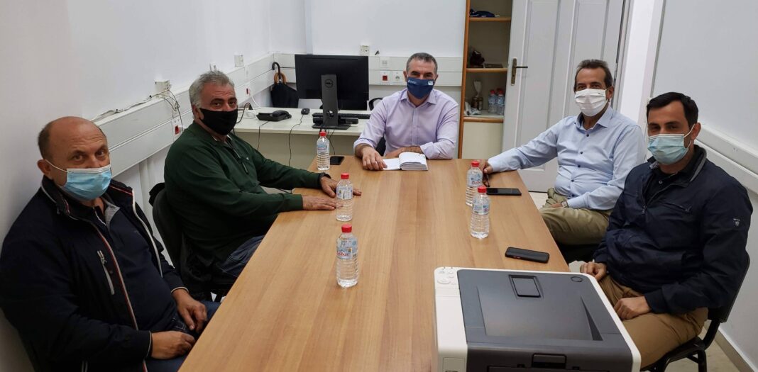 Συνάντηση M. Χνάρη με ανθοπαραγωγούς υπαίθριας καλλιέργειας γαρυφάλλων στη Χερσόνησο