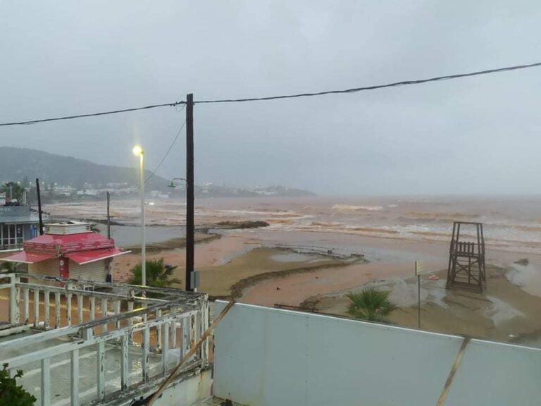 Ηράκλειο: Δραματική διάσωση μητέρας και παιδιού – Φοβήθηκαν ότι το ρέμα θα παρέσυρε το σπίτι τους